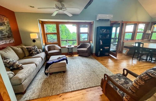 Warrensville House | House ∙ 4 bedrooms ∙ 14 guests