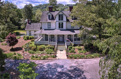 Hendersonville House | House ∙ 6 bedrooms ∙ 16 guests
