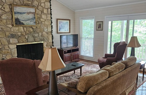 Mount Gilead House | House and Dock on lake Tillery, NC, 4 nights