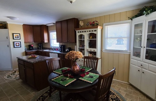 Zebulon House | House on the Hill , 5 beds, 2 baths, 2 living rooms, close to downtown Zebulon