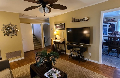 Zebulon House | House on the Hill , 5 beds, 2 baths, 2 living rooms, close to downtown Zebulon
