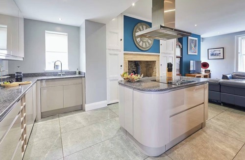 Newcastle-upon-Tyne House | House Sleeps 10 with Parking and Garden