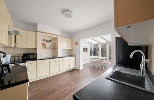 Reading House | House Sleeps 10 with Enclosed Garden