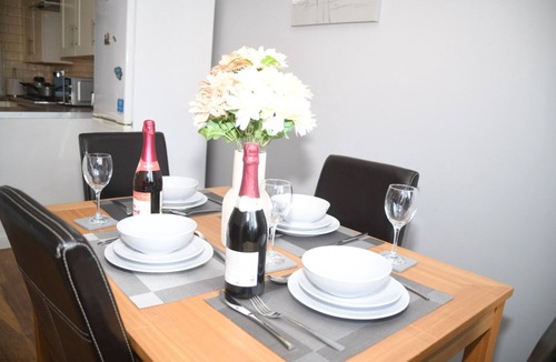 Willenhall House | House Sleeps 8 with Garden and Parking
