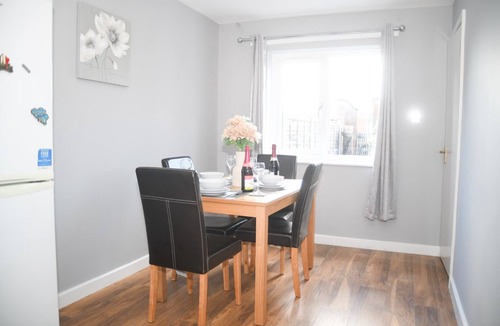Willenhall House | House Sleeps 8 with Garden and Parking