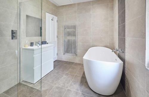 Newcastle-upon-Tyne House | House Sleeps 12 with Parking and Garden