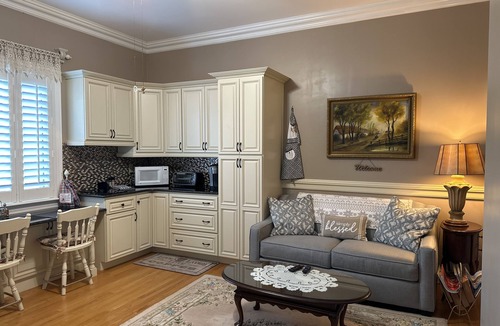 Hendersonville Apartment | House with private ￼apartment, latest appliance,View,flowers, Creekside.