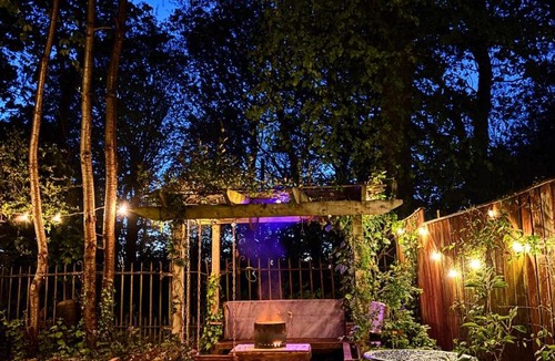 Heaton House | Huge 3-Bedroom Townhouse Free Parking Secret Garden Next to Heaton Park