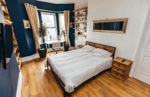 Heaton House | Huge 3-Bedroom Townhouse Free Parking Secret Garden Next to Heaton Park