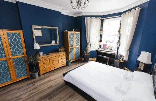 Heaton House | Huge 3-Bedroom Townhouse Free Parking Secret Garden Next to Heaton Park