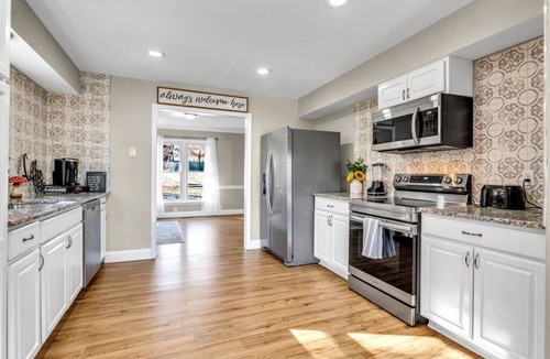 Kernersville House | Huge 4 BR Home! Sleeps 12- close to Everything!