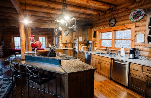 Asheville Cabin | Huge 8 BR/8 BA Secluded Retreat, Spectacular Views 15min to downtown on MTS Tr