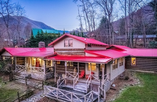 Maggie Valley Cottage | Huge Cabin with Game Room, Front Porch, WiFi & Wood-Burning Fireplace