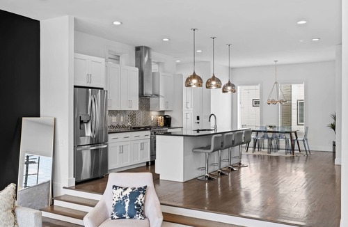 Berry Hill House | Huge Home in Music City -7 Beds, Balcony & Fire