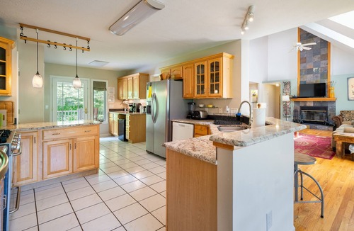 Asheville House | Huge Lodge, 1.5 Mi to town, Mtn Views, pets OK. Hot tub!