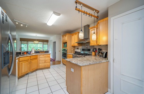Asheville House | Huge Lodge, 1.5 Mi to town, Mtn Views, pets OK. Hot tub!