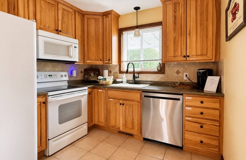 Myrtle Grove Cottage | Huge Pine Yard Retreat King Bed Near Beaches & Downtown ~