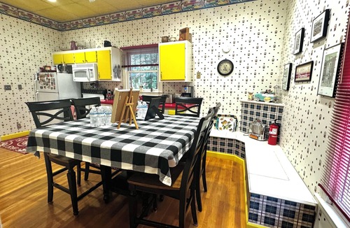 Rolling Mill Hill House | Huge Space for 10 +pets Gated 6 cars;15 min walk- B’way; Pickle-ball ct 2bathrms