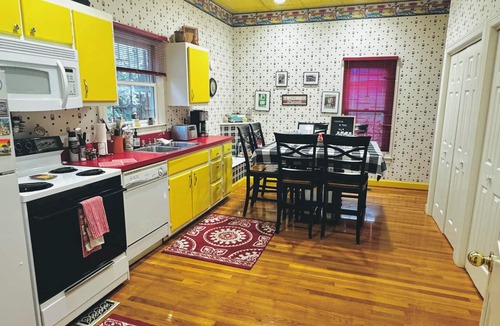 Rolling Mill Hill House | Huge Space for 10 +pets Gated 6 cars;15 min walk- B’way; Pickle-ball ct 2bathrms