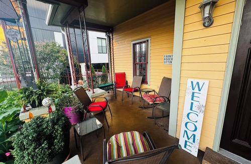 Rolling Mill Hill House | Huge Space for 10 +pets Gated 6 cars;15 min walk- B’way; Pickle-ball ct 2bathrms