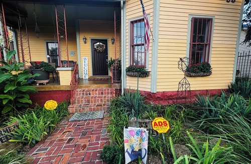Rolling Mill Hill House | Huge Space for 10 +pets Gated 6 cars;15 min walk- B’way; Pickle-ball ct 2bathrms
