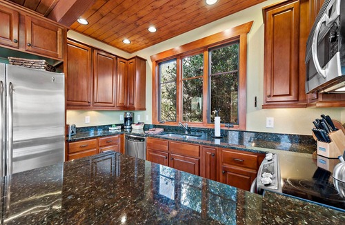 Nebo Cabin | Hully Gully | Luxury Cabin with Hot Tub, Year-round Views & Access to Lake James!