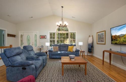Brevard House | Hummingbird Hideaway