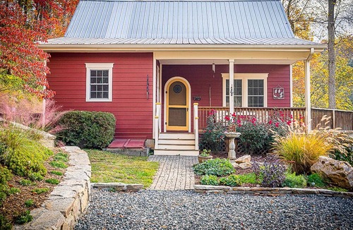 Leicester House | Hummingbird Hill Cottage: Peaceful mountain getaway, with mountain and creek views!