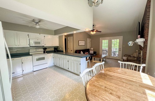Leasburg House | Hyco Hills Hideaway- private location, close to VIR, fast wi-fi, HOT TUB