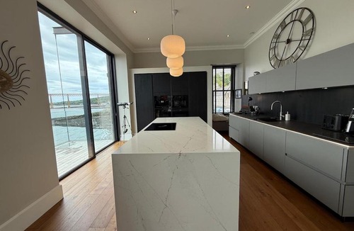 South Queensferry Apartment | Iconic beachfront appt - 3 bed on High the Street