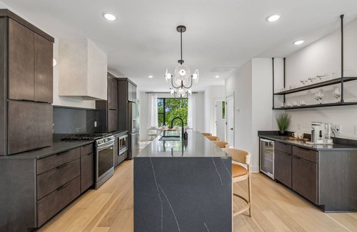 Hurwood Heights Condo | Iconic retreat w/exclusive rooftop lounge & spa!