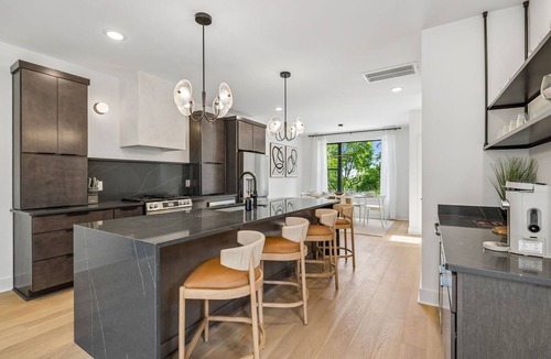 Hurwood Heights Condo | Iconic retreat w/exclusive rooftop lounge & spa!