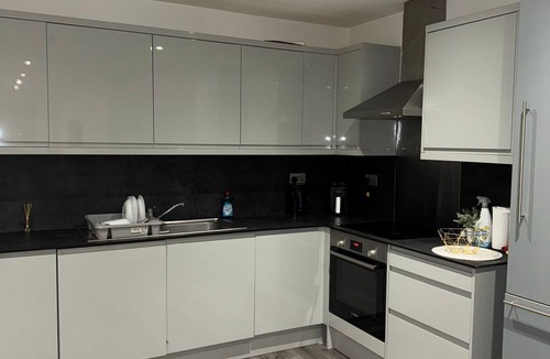 Hounslow Central Apartment | Ideal Heathrow Base. 2BR, 2BA Apt in Hounslow