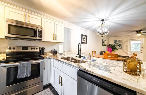 Walnut Creek House | Ideally Situated 2BR 2ensuite Townhome in Raleigh