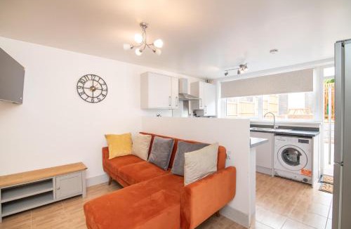 The Westside House | Immaculate 4 bed house with free parking