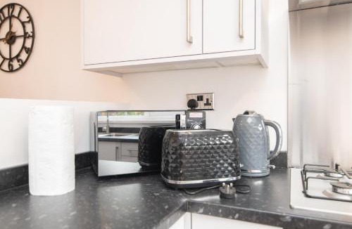 The Westside House | Immaculate 4 bed house with free parking