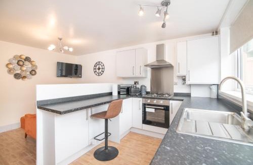 The Westside House | Immaculate 4 bed house with free parking
