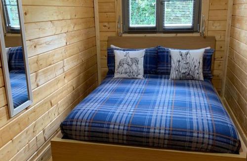 Allanfearn House | Immaculate Cabin 5 mins to Inverness Dog friendly