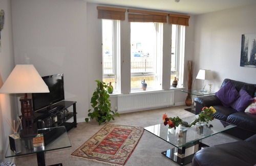 Edinburgh Apartment | Immaculate cosy flat next to Holyrood park