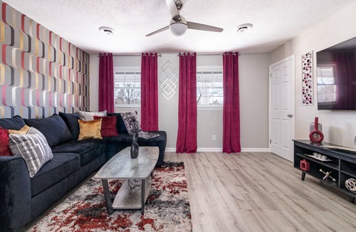 Graham Apartment | Impeccable 2BR Apartment Upstairs Fast WiFi
