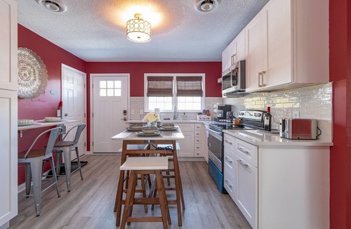 Graham Apartment | Impeccable 2BR Apartment Upstairs Fast WiFi
