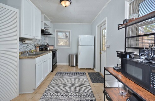 Carrboro Cottage | In the heart of Chapel Hill Walk to UNC & cafés! 3 Bedroom House
