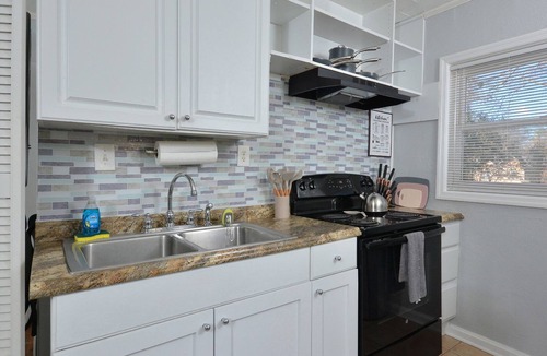 Carrboro Cottage | In the heart of Chapel Hill Walk to UNC & cafés! 3 Bedroom House