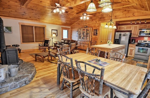 Warrensville Cabin | Incommunicado-Open for Bookings! Hot Tub, Pool Table, Wi-Fi, Fire Pit