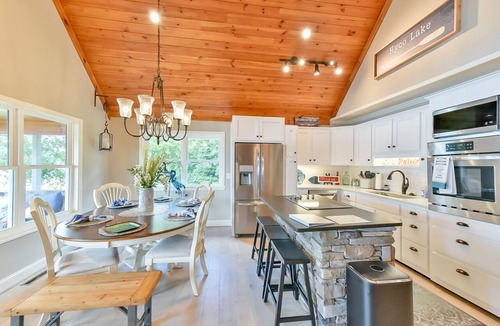 Semora House | Incredible Lake-Front Views, WiFi, and Activities for All Ages