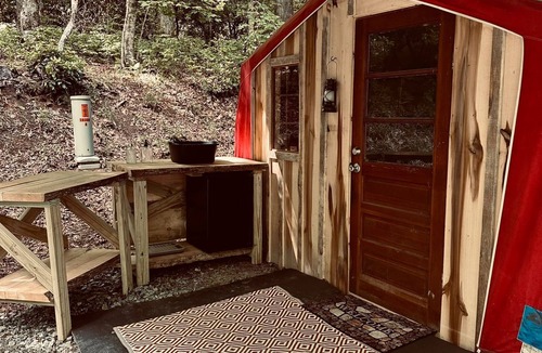 Brevard Cabin | Indian Attack Cabin Tent - Wi-Fi