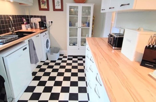 Innerleithen Apartment | Innerleithen: 3 beds. Garden. Parking. Bike store