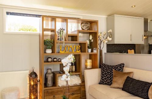 Tewitfield Cabin | Inside No. 1 Retreat