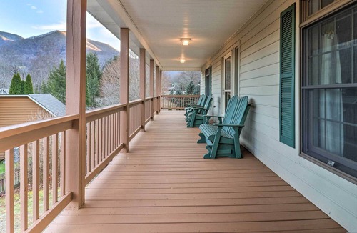Valley Creek Run House | Inviting Maggie Valley House ~ 4 Mi to Slopes