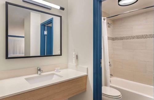 Hilton Head Island Hotel | Island Living Reimagined: Walk to Shore | Near Golf Courses | 2 Units